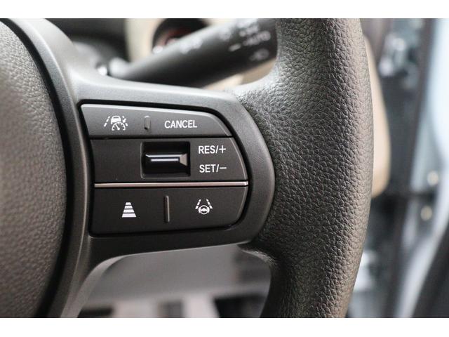 フリード エアー　クリアランスソナー　クルーズコントロール　レーンアシスト　衝突被害軽減システム　両側電動スライドドア　オートライト　ＬＥＤヘッドランプ　スマートキー　３列シート　ウォークスルー　ＣＶＴ（9枚目）