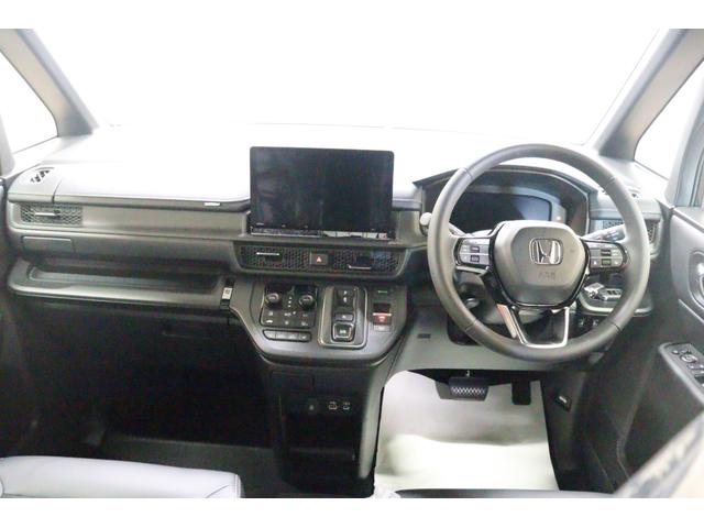 ステップワゴン ｅ：ＨＥＶスパーダ　バックカメラ　クリアランスソナー　クルーズコントロール　レーンアシスト　衝突被害軽減システム　両側電動スライドドア　オートライト　ＬＥＤヘッドランプ　スマートキー　シートヒーター　３列シート（3枚目）