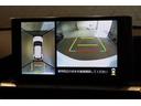 【全方位型モニター】クルマを上空から見下ろしているかのように、直感的に周囲の状況を把握できる全方位型モニター。狭い場所での駐車でも周囲が映像で確認できます。