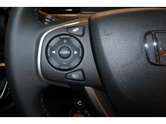 自ら操るハンドル！ドライバーの生命線です。目線を大きくそらすことなくボタンの操作を行うことができるので、安全にも配慮できますね。 6