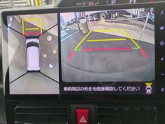 全周囲や後方確認に便利で安全な全方位型モニターとバックカメラも装備しています。 4