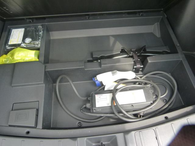 アウトランダーＰＨＥＶ Ｇナビパッケージ　プラグインハイブリッド４ＷＤ　ＭＭＣＳナビ　全方位カメラ　衝突軽減ブレーキ　１００Ｖ電源　ＥＴＣ　後側方検知警報　レーダークルーズ　電動テールゲート　ワンオーナー（40枚目）
