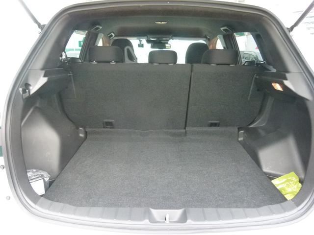 後席シートを倒せば広い荷室になります！