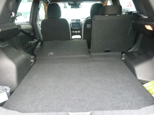 後席シートを倒せば広い荷室になります！