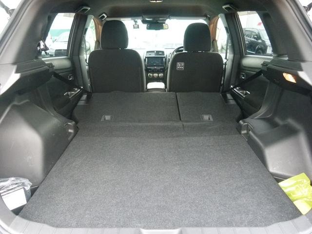 後席シートを倒せば広い荷室になります！