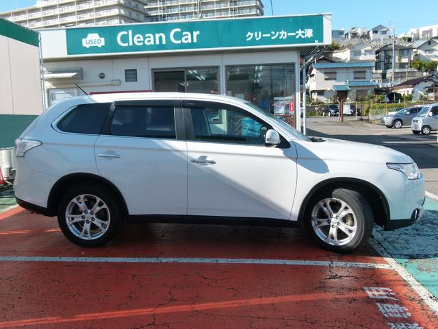 アウトランダー ２４Ｇナビパッケージ　４ＷＤ　７人乗り　純正ＭＭＣＳナビ　バックカメラ　ＥＴＣ　衝突被害軽減ブレーキ　レーダークルーズ　電動テールゲート　スマーキー　アイドリングストップ　ワンオーナー（4枚目）