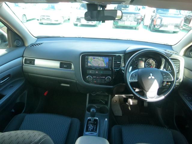 アウトランダー ２４Ｇナビパッケージ　４ＷＤ　７人乗り　純正ＭＭＣＳナビ　バックカメラ　ＥＴＣ　衝突被害軽減ブレーキ　レーダークルーズ　電動テールゲート　スマーキー　アイドリングストップ　ワンオーナー（10枚目）