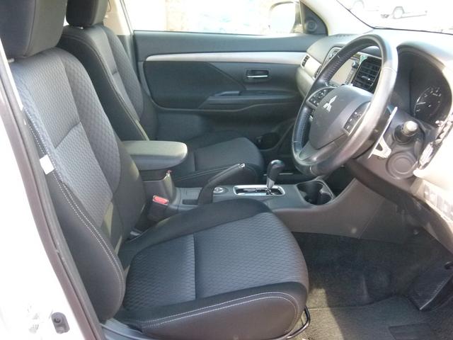 アウトランダー ２４Ｇナビパッケージ　４ＷＤ　７人乗り　純正ＭＭＣＳナビ　バックカメラ　ＥＴＣ　衝突被害軽減ブレーキ　レーダークルーズ　電動テールゲート　スマーキー　アイドリングストップ　ワンオーナー（13枚目）