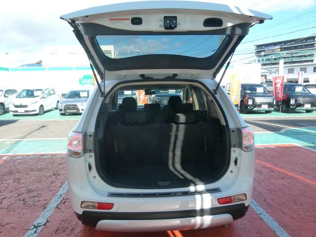 アウトランダー ２４Ｇナビパッケージ　４ＷＤ　７人乗り　純正ＭＭＣＳナビ　バックカメラ　ＥＴＣ　衝突被害軽減ブレーキ　レーダークルーズ　電動テールゲート　スマーキー　アイドリングストップ　ワンオーナー（20枚目）