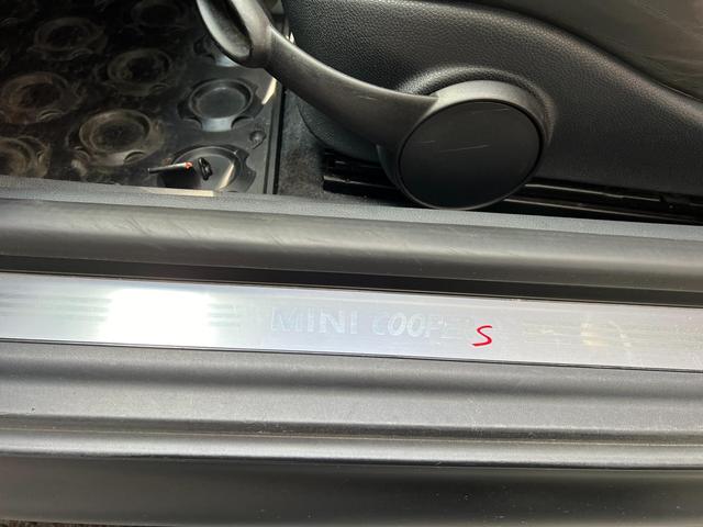 ＭＩＮＩ クーパーＳ　スーパーチャージャー　６速ＭＴ　ツートンカラー（31枚目）