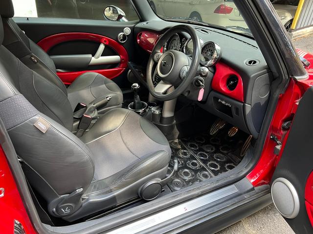 ＭＩＮＩ クーパーＳ　スーパーチャージャー　６速ＭＴ　ツートンカラー（37枚目）