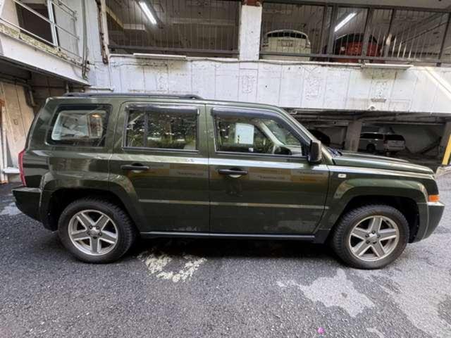 ジープ・パトリオット スポーツ　４ＷＤ　ディーラー車　右ハンドル　純正１７インチ（8枚目）