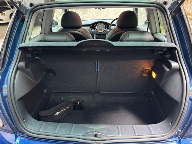 ＭＩＮＩ クーパーＳ　６速ＭＴ　ガラスサンルーフ　レザーシート　ツートンカラー（31枚目）