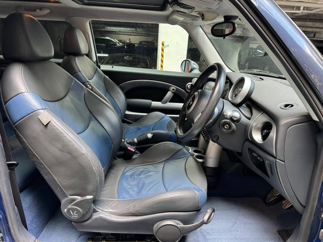 ＭＩＮＩ クーパーＳ　６速ＭＴ　ガラスサンルーフ　レザーシート　ツートンカラー（36枚目）
