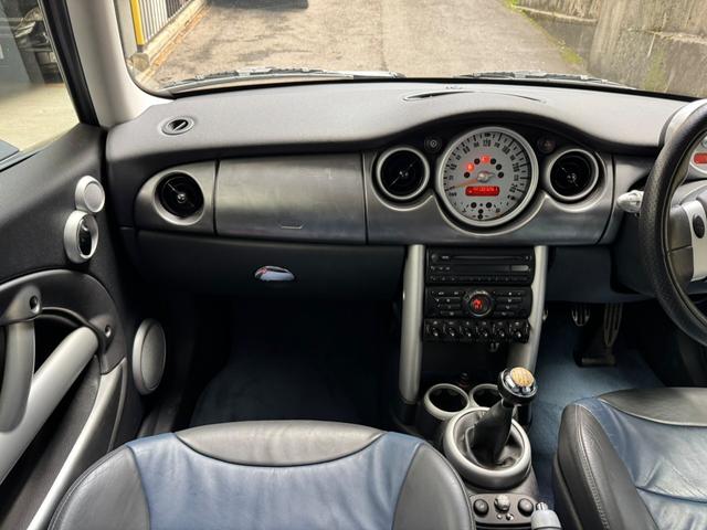 ＭＩＮＩ クーパーＳ　６速ＭＴ　ガラスサンルーフ　レザーシート　ツートンカラー（49枚目）