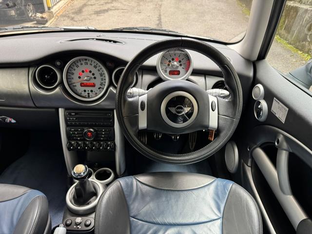 ＭＩＮＩ クーパーＳ　６速ＭＴ　ガラスサンルーフ　レザーシート　ツートンカラー（50枚目）