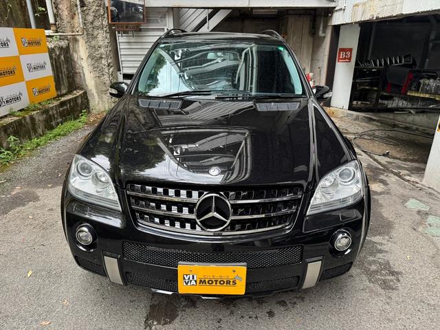Ｍクラス 　ＭＬ６３　４ＷＤ　Ｖ８　６２００ｃｃ　ｈａｒｍａｎ／ｋａｒｄｏｎ　ブラックレザーシート　ガラスサンルーフ　バックモニター　２０インチアルミ（3枚目）