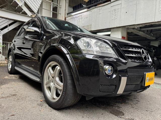 Ｍクラス 　ＭＬ６３　４ＷＤ　Ｖ８　６２００ｃｃ　ｈａｒｍａｎ／ｋａｒｄｏｎ　ブラックレザーシート　ガラスサンルーフ　バックモニター　２０インチアルミ（6枚目）