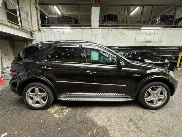 Ｍクラス 　ＭＬ６３　４ＷＤ　Ｖ８　６２００ｃｃ　ｈａｒｍａｎ／ｋａｒｄｏｎ　ブラックレザーシート　ガラスサンルーフ　バックモニター　２０インチアルミ（8枚目）