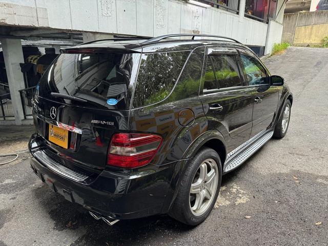 Ｍクラス 　ＭＬ６３　４ＷＤ　Ｖ８　６２００ｃｃ　ｈａｒｍａｎ／ｋａｒｄｏｎ　ブラックレザーシート　ガラスサンルーフ　バックモニター　２０インチアルミ（10枚目）