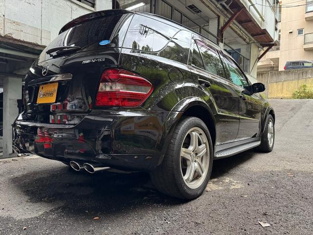 Ｍクラス 　ＭＬ６３　４ＷＤ　Ｖ８　６２００ｃｃ　ｈａｒｍａｎ／ｋａｒｄｏｎ　ブラックレザーシート　ガラスサンルーフ　バックモニター　２０インチアルミ（11枚目）