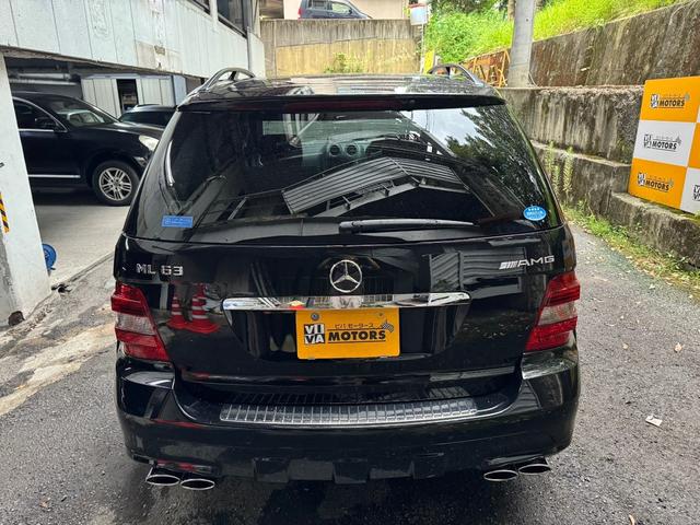 Ｍクラス 　ＭＬ６３　４ＷＤ　Ｖ８　６２００ｃｃ　ｈａｒｍａｎ／ｋａｒｄｏｎ　ブラックレザーシート　ガラスサンルーフ　バックモニター　２０インチアルミ（12枚目）