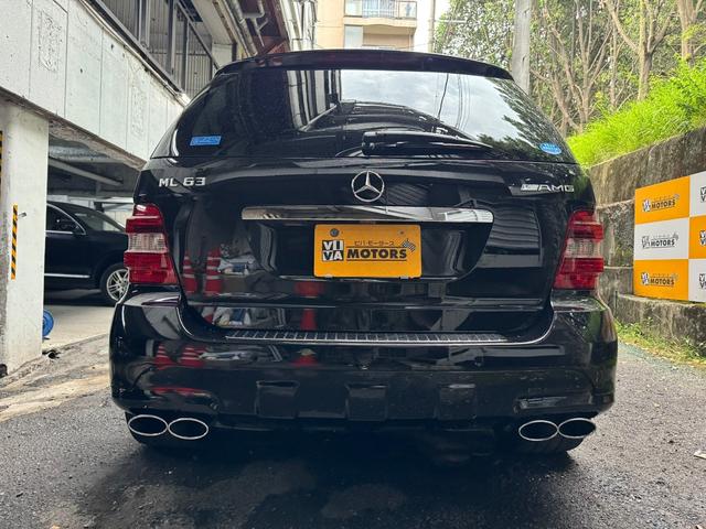 Ｍクラス 　ＭＬ６３　４ＷＤ　Ｖ８　６２００ｃｃ　ｈａｒｍａｎ／ｋａｒｄｏｎ　ブラックレザーシート　ガラスサンルーフ　バックモニター　２０インチアルミ（13枚目）