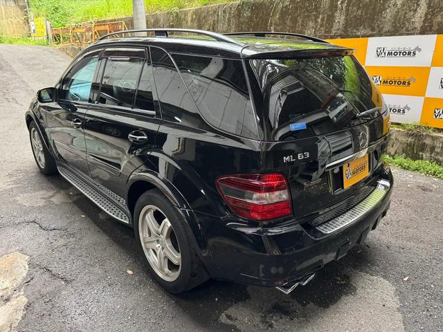 Ｍクラス 　ＭＬ６３　４ＷＤ　Ｖ８　６２００ｃｃ　ｈａｒｍａｎ／ｋａｒｄｏｎ　ブラックレザーシート　ガラスサンルーフ　バックモニター　２０インチアルミ（14枚目）