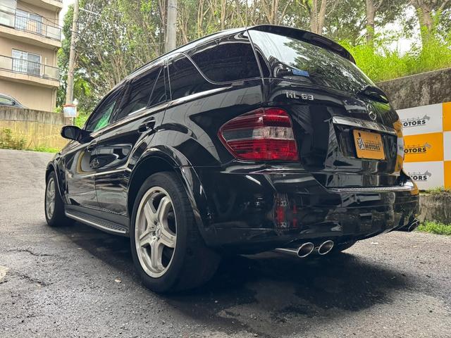 Ｍクラス 　ＭＬ６３　４ＷＤ　Ｖ８　６２００ｃｃ　ｈａｒｍａｎ／ｋａｒｄｏｎ　ブラックレザーシート　ガラスサンルーフ　バックモニター　２０インチアルミ（15枚目）