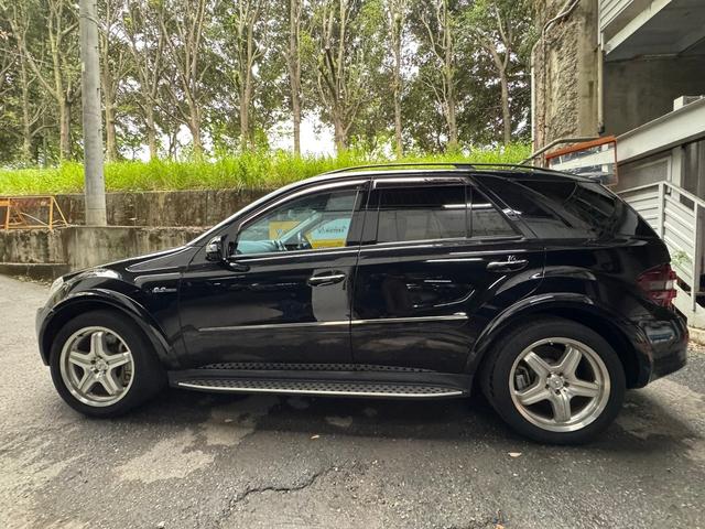 Ｍクラス 　ＭＬ６３　４ＷＤ　Ｖ８　６２００ｃｃ　ｈａｒｍａｎ／ｋａｒｄｏｎ　ブラックレザーシート　ガラスサンルーフ　バックモニター　２０インチアルミ（17枚目）