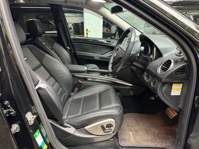 Ｍクラス 　ＭＬ６３　４ＷＤ　Ｖ８　６２００ｃｃ　ｈａｒｍａｎ／ｋａｒｄｏｎ　ブラックレザーシート　ガラスサンルーフ　バックモニター　２０インチアルミ（34枚目）