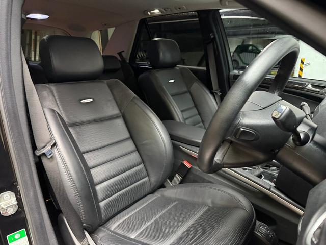 Ｍクラス 　ＭＬ６３　４ＷＤ　Ｖ８　６２００ｃｃ　ｈａｒｍａｎ／ｋａｒｄｏｎ　ブラックレザーシート　ガラスサンルーフ　バックモニター　２０インチアルミ（35枚目）