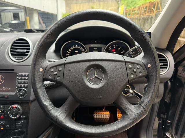 Ｍクラス 　ＭＬ６３　４ＷＤ　Ｖ８　６２００ｃｃ　ｈａｒｍａｎ／ｋａｒｄｏｎ　ブラックレザーシート　ガラスサンルーフ　バックモニター　２０インチアルミ（37枚目）