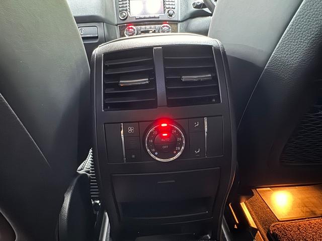 Ｍクラス 　ＭＬ６３　４ＷＤ　Ｖ８　６２００ｃｃ　ｈａｒｍａｎ／ｋａｒｄｏｎ　ブラックレザーシート　ガラスサンルーフ　バックモニター　２０インチアルミ（44枚目）