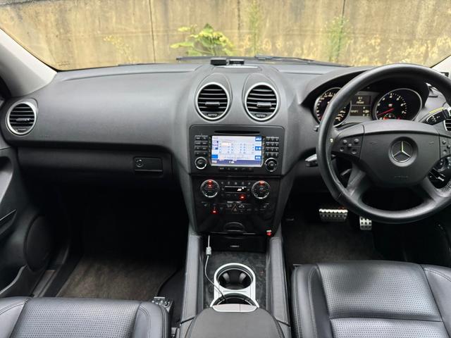 Ｍクラス 　ＭＬ６３　４ＷＤ　Ｖ８　６２００ｃｃ　ｈａｒｍａｎ／ｋａｒｄｏｎ　ブラックレザーシート　ガラスサンルーフ　バックモニター　２０インチアルミ（69枚目）