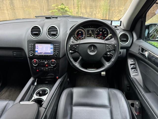 Ｍクラス 　ＭＬ６３　４ＷＤ　Ｖ８　６２００ｃｃ　ｈａｒｍａｎ／ｋａｒｄｏｎ　ブラックレザーシート　ガラスサンルーフ　バックモニター　２０インチアルミ（70枚目）
