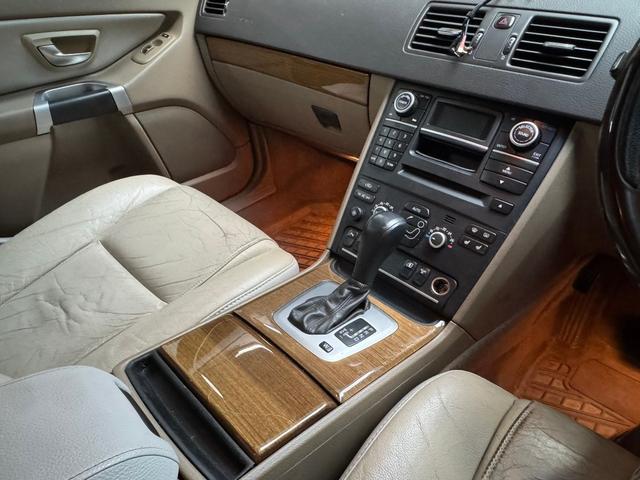 ＸＣ９０ ３．２　ＳＥ　ＡＷＤ　ＡＷＤ　ガラスサンルーフ　ベージュレザーシート　３列シート７人乗り　１７インチ純正ホイール（49枚目）