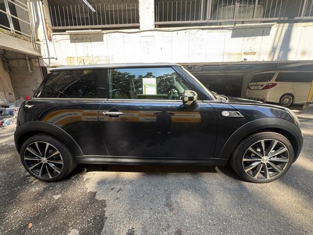 ＭＩＮＩ クーパーＳ　６速ＭＴ　ターボ　Ｖｅｎｅｒｄｉ１７インチアルミ　オートエアコン　ＥＴＣ（8枚目）