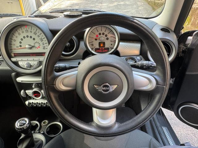 ＭＩＮＩ クーパーＳ　６速ＭＴ　ターボ　Ｖｅｎｅｒｄｉ１７インチアルミ　オートエアコン　ＥＴＣ（30枚目）