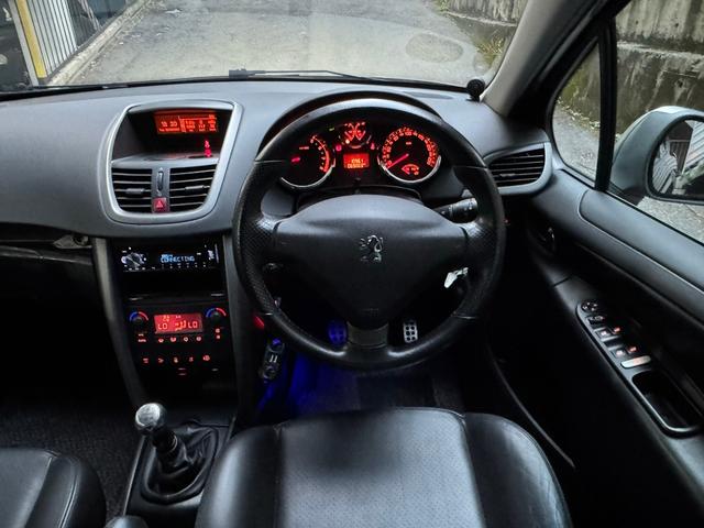 ２０７ ＳＷ　ＧＴｉ　５速ＭＴ　ターボ　ブラックレザーシート　パノラマルーフ　純正１７インチホイール　カロッツェリアＤＥＨ－５５００　ＥＴＣ　スペアタイヤ　オートエアコン（42枚目）