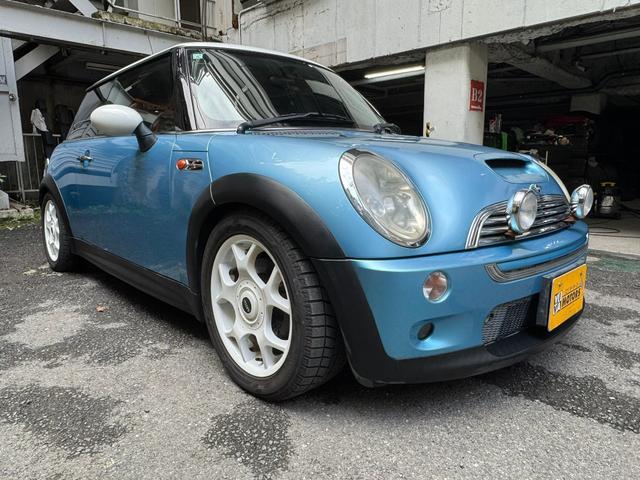 ＭＩＮＩ クーパーＳ　Ｒ５３クーパーＳ　６ＭＴ　スーパーチャージャー　ＢＬＩＴＺ車高調　運転席レカロシート　社外マフラー　オーディオレス　エレクトリックブルー　フロントフォグランプ（3枚目）