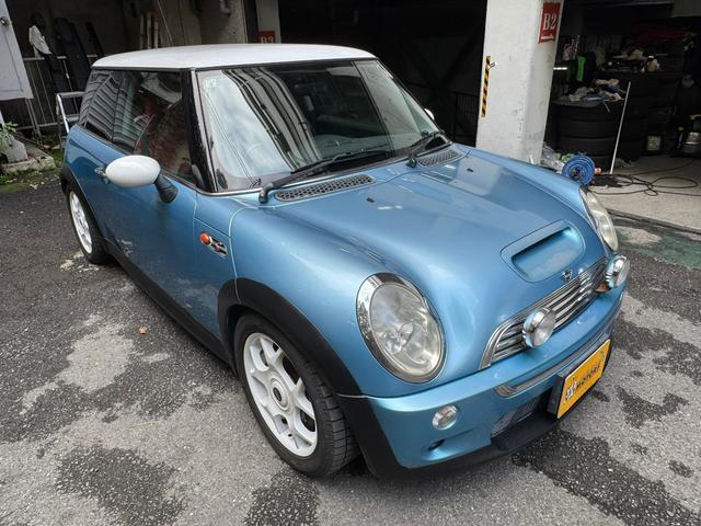 ＭＩＮＩ クーパーＳ　Ｒ５３クーパーＳ　６ＭＴ　スーパーチャージャー　ＢＬＩＴＺ車高調　運転席レカロシート　社外マフラー　オーディオレス　エレクトリックブルー　フロントフォグランプ（4枚目）