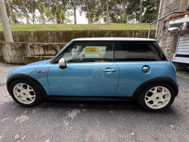 ＭＩＮＩ クーパーＳ　Ｒ５３クーパーＳ　６ＭＴ　スーパーチャージャー　ＢＬＩＴＺ車高調　運転席レカロシート　社外マフラー　オーディオレス　エレクトリックブルー　フロントフォグランプ（13枚目）