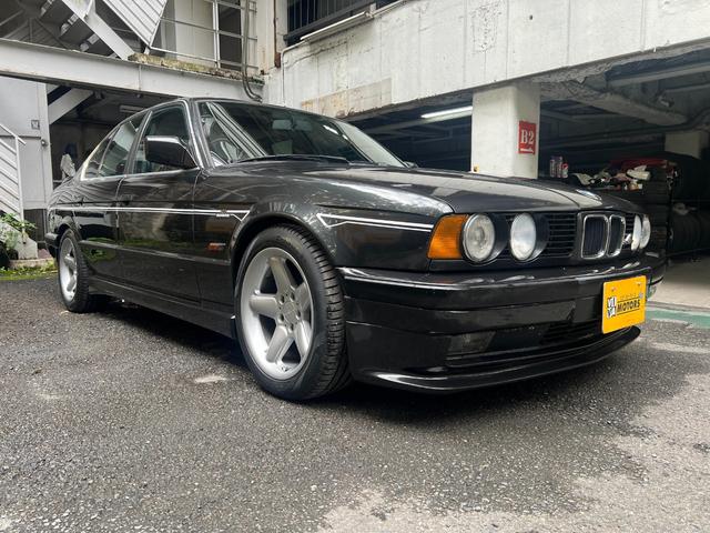 ボディコーティングも当店で！ボディコーティングはまずボディを徹底的に磨きます。丸１日かかります。そのあとガラスコーティングを塗りこんでいきます。黒色のお車は特に効果が分かりやすいですよ。