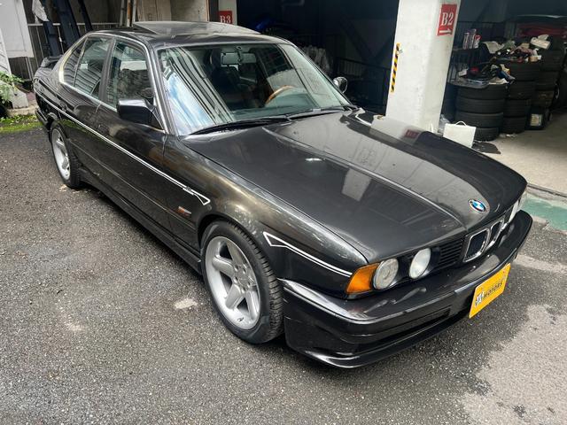 限られたスペースにたくさんの在庫車両を保管してますので、ご来店の際はご予約していただけるとスムーズにご案内できます。