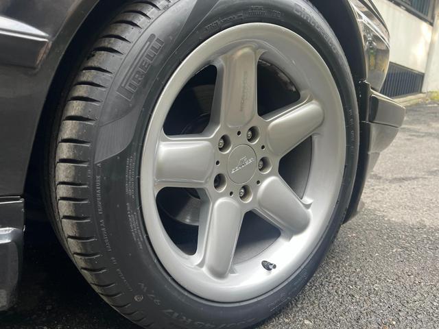 掲載車両のほとんどは、入庫したままの状態です。内外装、ご注文いただいてからキレイにします。外装の目立つキズや塗装のハゲなど修理費用は総額に含んでおります。