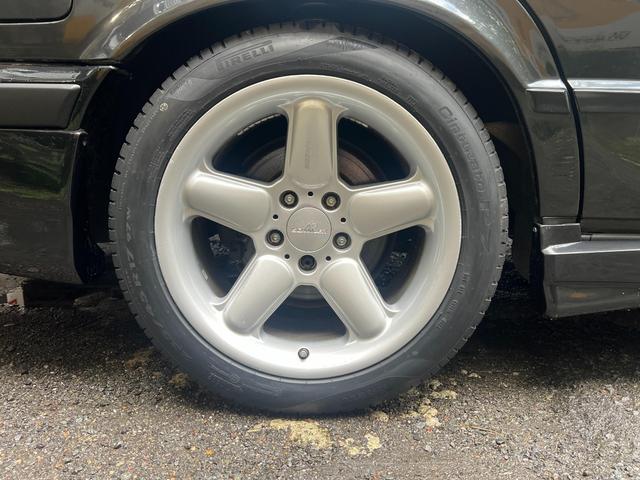 ボディコーティングも当店で！ボディコーティングはまずボディを徹底的に磨きます。丸１日かかります。そのあとガラスコーティングを塗りこんでいきます。黒色のお車は特に効果が分かりやすいですよ。