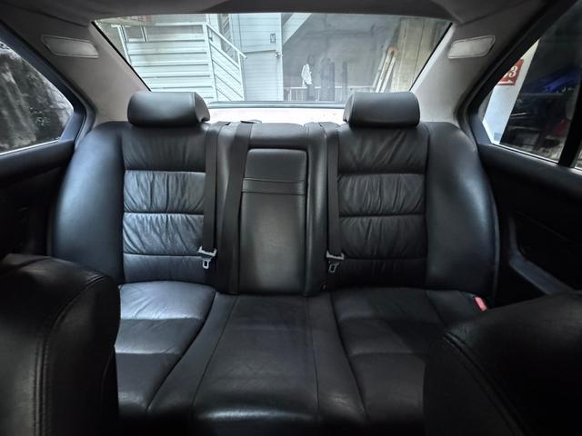 ボディコーティングも当店で！ボディコーティングはまずボディを徹底的に磨きます。丸１日かかります。そのあとガラスコーティングを塗りこんでいきます。黒色のお車は特に効果が分かりやすいですよ。