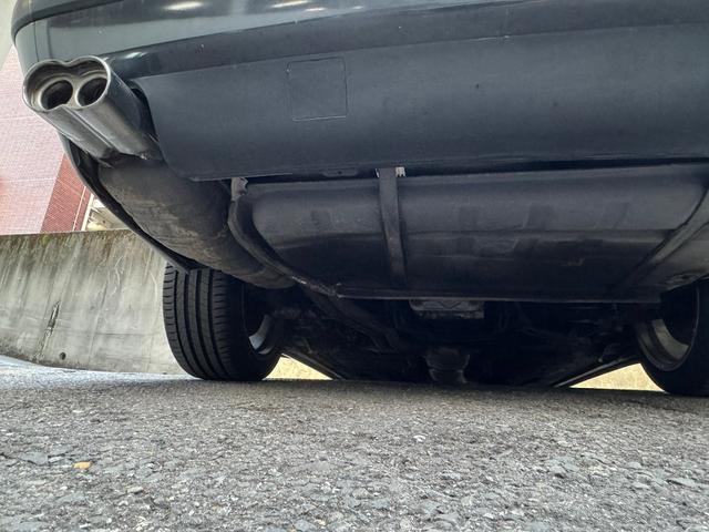 当店は自社整備工場完備！オイル交換やブレーキパッド交換はもちろん、クラッチ交換や各所オイル漏れ修理、エンジンのかからないお車の修理も行ってます。