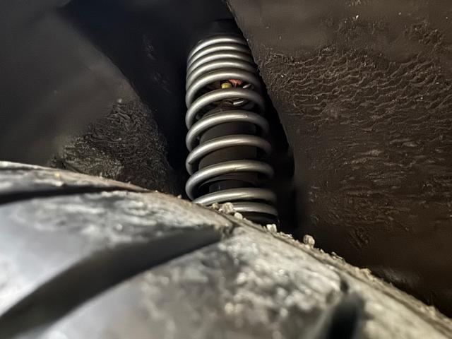 掲載車両のほとんどは、入庫したままの状態です。内外装、ご注文いただいてからキレイにします。外装の目立つキズや塗装のハゲなど修理費用は総額に含んでおります。